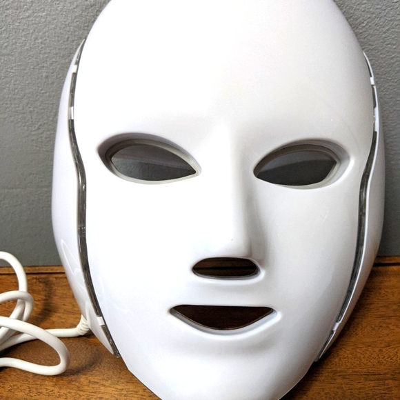 NWT Colorful LED Beauty Mask. - Picture 6 of 9